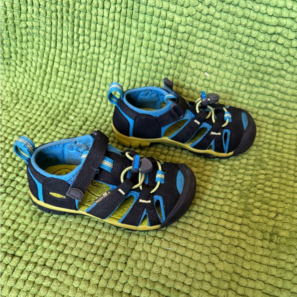 Keen sandals - size 8